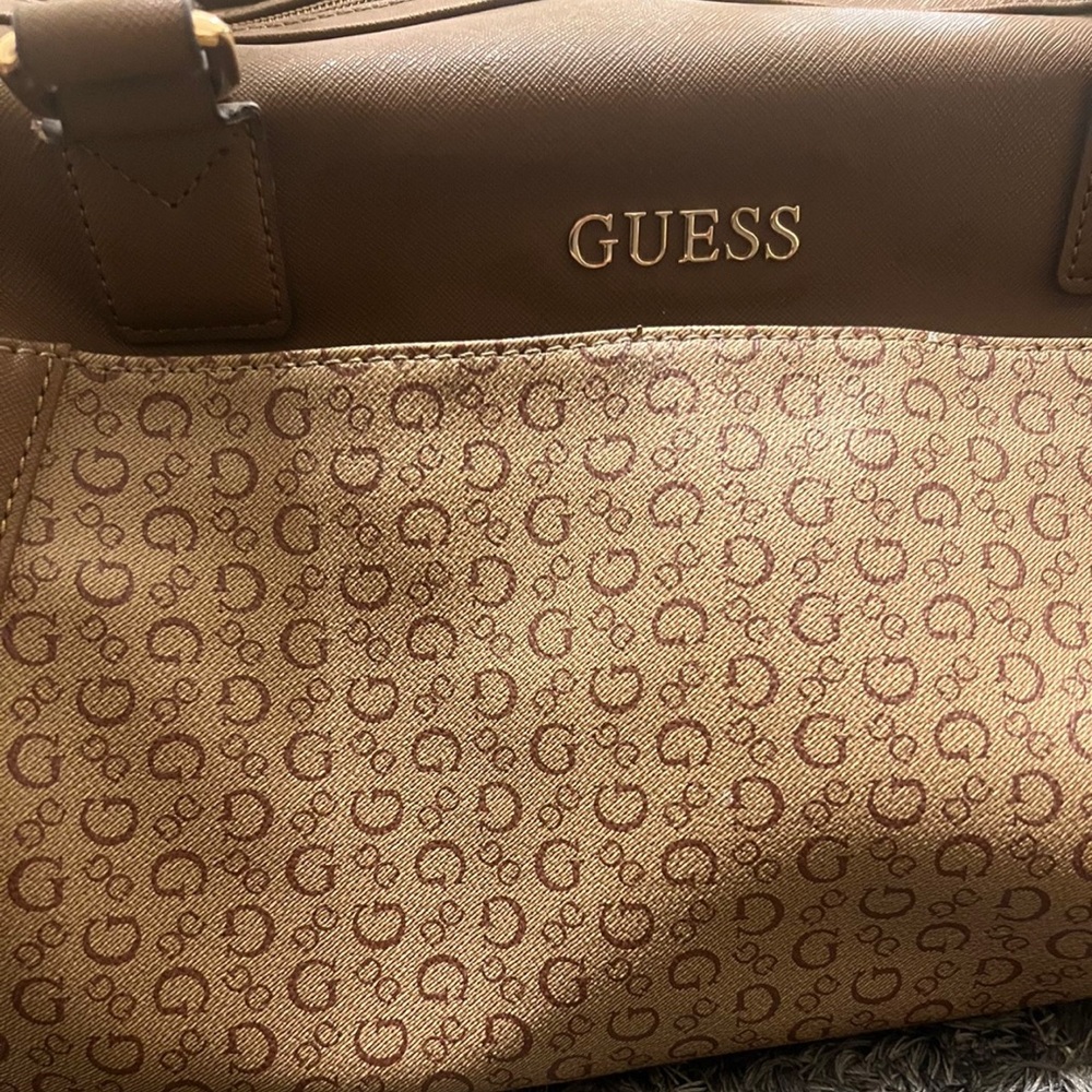 Guess duffle/ Travel bag. Perfect for on the go trips.